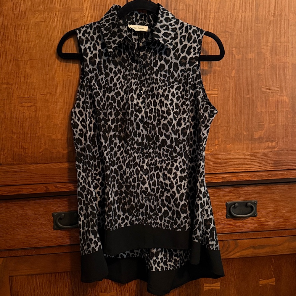 URBAN DICTION Leopard Print Sleeveless Button Down Top - Picture 2 of 6